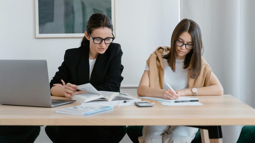 AI dla polonistów: Analiza lektur, tworzenie charakterystyk i rozprawki na nowo